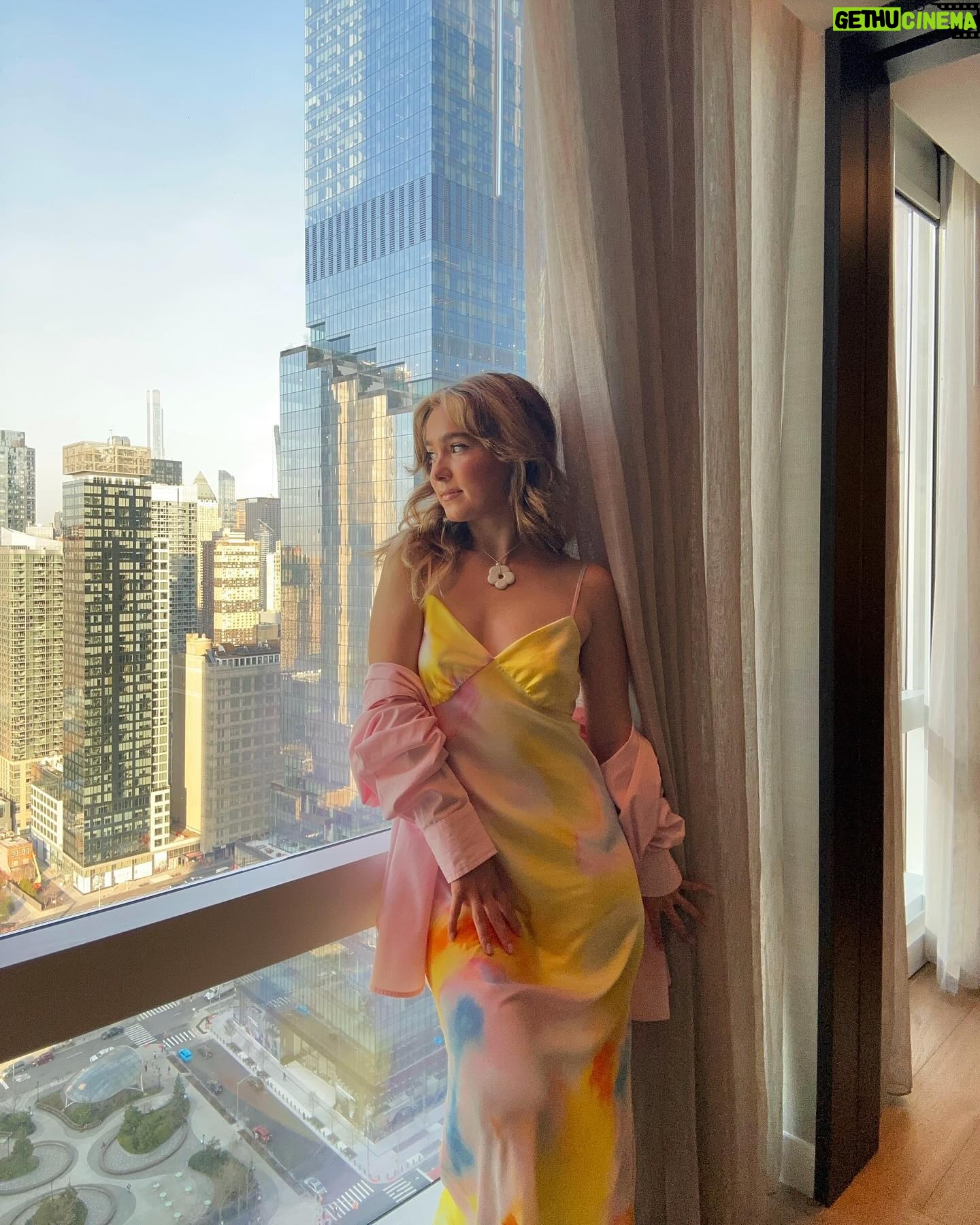 Haley Lu Richardson Instagram - On my way to meet Miranda, Charlotte and Samantha💁♀️ wearing the new @DVF & @Target collection #DVFxTarget #targetpartner