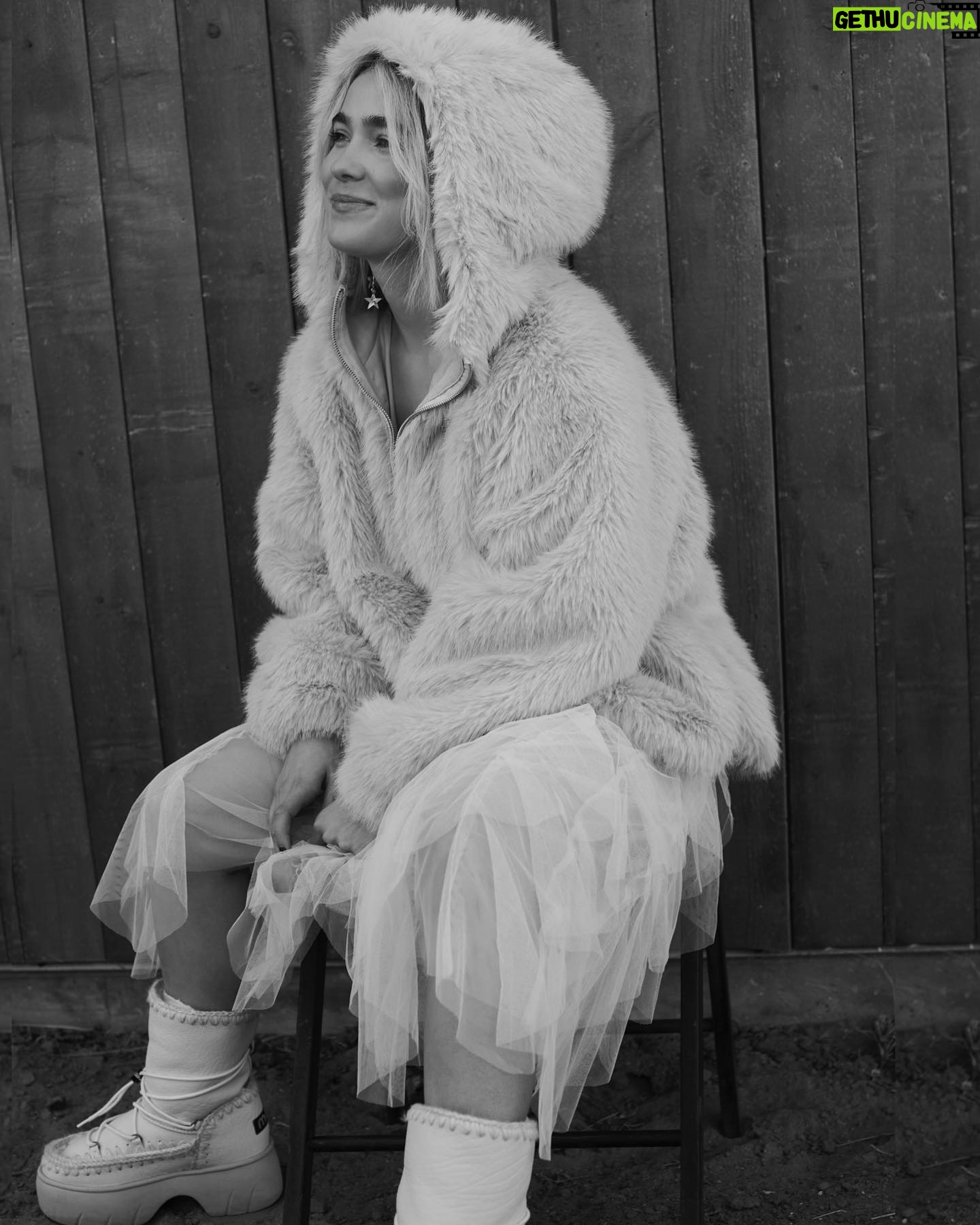 Haley Lu Richardson Instagram - LOOK HOW HAPPY I AM IN THESE CLOTHES PEOPLE! @freepeople #freepeoplepartner