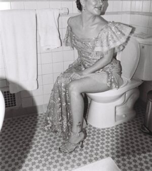 Haley Lu Richardson Instagram - Love a toilet and a bath👍