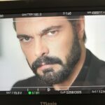 Halil İbrahim Ceyhan Instagram - Yaman KIRIMLI ;Karşılıksız sevgiyi cesareti ,özveriyi,sevdikleri için biteviye adanmışlığı her zerresine kadar yaşadın. Her karanlığın,aydınlığına derin bir inanç ve tutkuyla inandın savaştın, senin için elimden geldiğince mücadelende yoldaşın olmaya çalıştım.istediğin gibi anlayabildiysem yaşatabildiysem seni ne mutlu bana…Bana bu gözü kara delikanlıyı EMANET ettiği için başta yapımcısı olmak üzere yönetmenlerime,partnerlerime ve oyuncu arkadaşlarıma, ve bu güne karar çalıştığım tüm set ekibimize minnettarım. Ve bu yolculukta en çok ta evlerinde kalplerinde bize yer veren tüm sevenlerimize kucak dolusu sevgi ve saygılarımı sunuyorum. Yaman’a hakkınızı helal edin benden yana helal olsun… #elvedayamankirimli @karamelyapim @nyilmaz7 @sevdakaygisiz @ayhanzen @oguzcandenizhann @srknmt @nanuka_stambolishvili @beratruzgarozkan