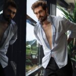 Halil İbrahim Ceyhan Instagram - Eylül kapağında Halil İbrahim Ceyhan’ın yer aldığı #GardıropMan sayımızdan birkaç kare ✨ @halilibrahimceyhn @gardiropmagazin #gardiropmagazin   #halilibrahimceyhan Yayınlar Direktörü: @gulay_ozdemir Genel Yayın Yönetmeni: @caglakucukdereli Fotoğraflar: @brnct_ Video: @cemcat Styling: @sedassolmaz Saç: @atakangelisli Makyaj: @denizmustu Kurumsal İletişim: @mine.gunduz Marka İletişimi: @yoncayalki Mekan: @radissonbluottomare Teşekkürler @oznurkulamenajerlik