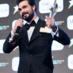 Halil İbrahim Ceyhan Instagram - Yanımda olan destek veren bu mutluluğu paylaşan herkese çok teşekkür ederim.sizin sevgi, emek ve başarınızla bu ödül alınmaya hak kazanıldı,sizin adınıza orda bulunmaktan mutluluk duydum. Bu gece için beni özel olarak hazırlayan değerli modacım @ferruhkarakasli,ya özel teşekkürlerimi belirtmek isterim. @osmanxaydin @oyuncubankasicasting @gecuomer @lifeislifeeee 📸; @mustafakirazli