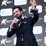 Halil İbrahim Ceyhan Instagram - Yanımda olan destek veren bu mutluluğu paylaşan herkese çok teşekkür ederim.sizin sevgi, emek ve başarınızla bu ödül alınmaya hak kazanıldı,sizin adınıza orda bulunmaktan mutluluk duydum. Bu gece için beni özel olarak hazırlayan değerli modacım @ferruhkarakasli,ya özel teşekkürlerimi belirtmek isterim. @osmanxaydin @oyuncubankasicasting @gecuomer @lifeislifeeee 📸; @mustafakirazli