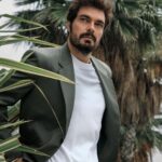 Halil İbrahim Ceyhan Instagram - H A L İ L İ B R A H İ M ✨ @halilibrahimceyhn @gardiropmagazin #gardiropmagazin   #halilibrahimceyhan Yayınlar Direktörü: @gulay_ozdemir Genel Yayın Yönetmeni: @caglakucukdereli Video: @cemcat Fotoğraflar: @brnct_ Styling: @sedassolmaz Saç: @atakangelisli Makyaj: @denizmustu Kurumsal İletişim: @mine.gunduz Marka İletişimi: @yoncayalki Mekan: @radissonbluottomare Teşekkürler @oznurkulamenajerlik
