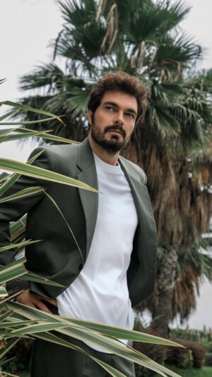Halil İbrahim Ceyhan Instagram - H A L İ L  İ B R A H İ M ✨

@halilibrahimceyhn @gardiropmagazin #gardiropmagazin 
 
#halilibrahimceyhan
Yayınlar Direktörü: @gulay_ozdemir 
Genel Yayın Yönetmeni: @caglakucukdereli 
Video: @cemcat
Fotoğraflar: @brnct_
Styling: @sedassolmaz 
Saç: @atakangelisli
Makyaj: @denizmustu
Kurumsal İletişim: @mine.gunduz
Marka İletişimi: @yoncayalki
Mekan: @radissonbluottomare
Teşekkürler @oznurkulamenajerlik