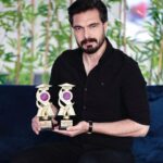 Halil İbrahim Ceyhan Instagram - İnanmak, sabretmek sebat göstermek hedeflerine giden yolda en önemli unsurlardır.Bu yolda bana destek veren geleceğimizin güzel insanları sevgili öğrenciler ve sevenlerimiz, hepinize çok teşekkür ederim... @karamelyapim @nyilmaz7 @sevdakaygisiz @ayhanzen @oyuncubankasicasting @ogrencileresorduk