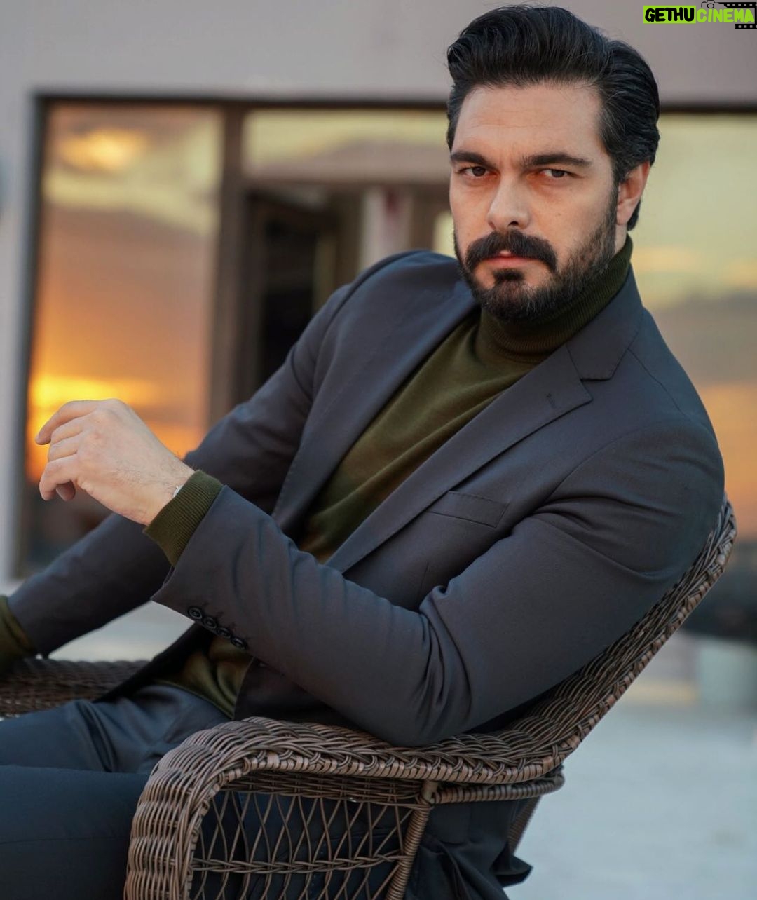 Halil İbrahim Ceyhan Instagram - Umudun yeşerdiği çocukların kaygısız sevgiyle büyüdüğü,sağlıklı başarı dolu bir gelecek olması dileğiyle iyi seneler ... 📸 ; @mustafakirazli Styling; @gercekbitmez