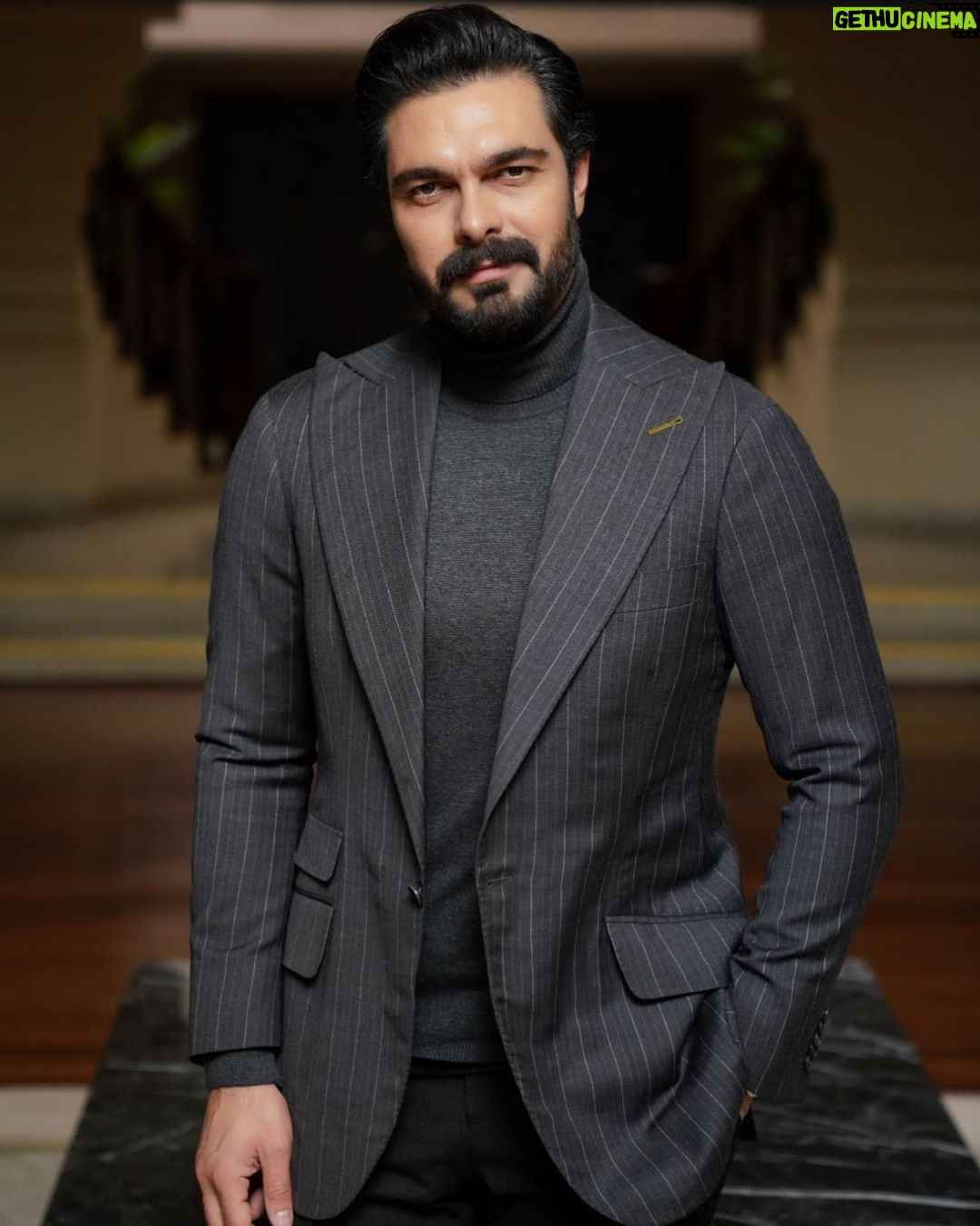 Halil İbrahim Ceyhan Instagram - Yeni hafta ...🙌🏼 #yamankırımlı #emanet #suits 📸 ; @mustafakirazli Takım ; @ferruhkarakasli