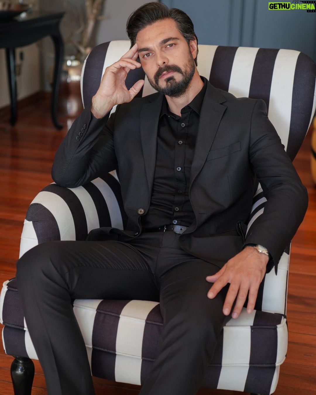 Halil İbrahim Ceyhan Instagram - Bir Kar topunu bir dağın başından bırakırsın küçüktür, zararsız. Ama tepeden inene kadar çığ olur... O çığ olmadan bendeki korda eriyip bitecek su olana kadar... #emanet #yamankırımlı 📸; @mustafakirazli