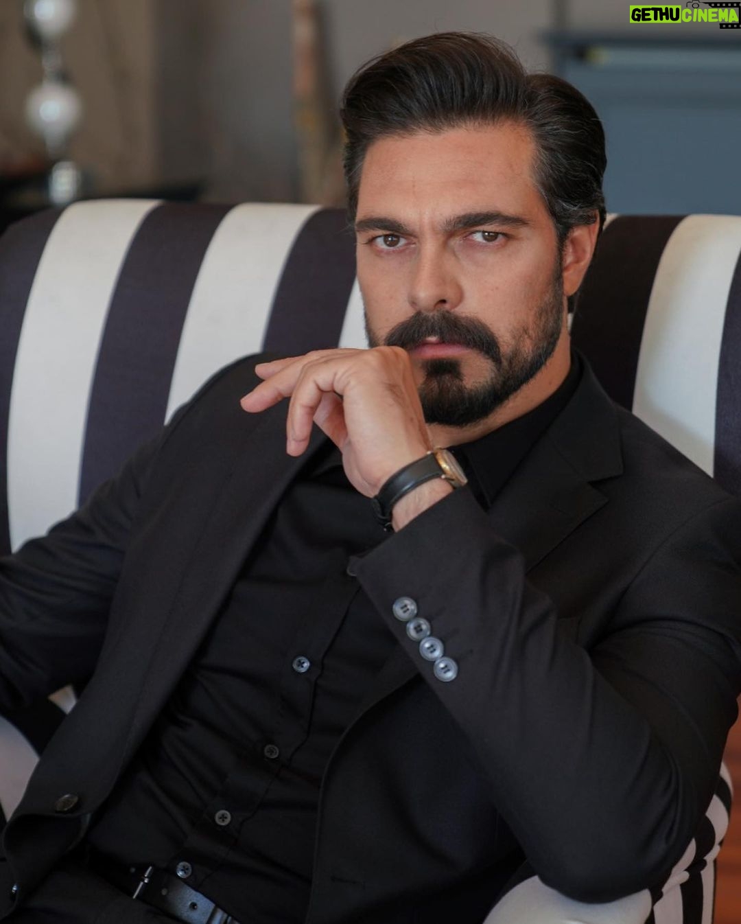 Halil İbrahim Ceyhan Instagram - Bir Kar topunu bir dağın başından bırakırsın küçüktür, zararsız. Ama tepeden inene kadar çığ olur... O çığ olmadan bendeki korda eriyip bitecek su olana kadar... #emanet #yamankırımlı 📸; @mustafakirazli