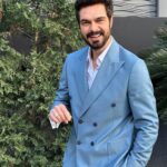 Halil İbrahim Ceyhan Instagram - LBC ROTANA Kanalı ile çok keyifli bir röportaj yaptık yakında… 🙌🏼 Takım: @emreerdemoglu Styling: @hamiyetaktass @management.be