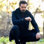 Halil İbrahim Ceyhan Instagram - Yaman KIRIMLI ;Karşılıksız sevgiyi cesareti ,özveriyi,sevdikleri için biteviye adanmışlığı her zerresine kadar yaşadın. Her karanlığın,aydınlığına derin bir inanç ve tutkuyla inandın savaştın, senin için elimden geldiğince mücadelende yoldaşın olmaya çalıştım.istediğin gibi anlayabildiysem yaşatabildiysem seni ne mutlu bana…Bana bu gözü kara delikanlıyı EMANET ettiği için başta yapımcısı olmak üzere yönetmenlerime,partnerlerime ve oyuncu arkadaşlarıma, ve bu güne karar çalıştığım tüm set ekibimize minnettarım. Ve bu yolculukta en çok ta evlerinde kalplerinde bize yer veren tüm sevenlerimize kucak dolusu sevgi ve saygılarımı sunuyorum. Yaman’a hakkınızı helal edin benden yana helal olsun… #elvedayamankirimli @karamelyapim @nyilmaz7 @sevdakaygisiz @ayhanzen @oguzcandenizhann @srknmt @nanuka_stambolishvili @beratruzgarozkan