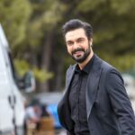 Halil İbrahim Ceyhan Instagram - Yaman KIRIMLI ;Karşılıksız sevgiyi cesareti ,özveriyi,sevdikleri için biteviye adanmışlığı her zerresine kadar yaşadın. Her karanlığın,aydınlığına derin bir inanç ve tutkuyla inandın savaştın, senin için elimden geldiğince mücadelende yoldaşın olmaya çalıştım.istediğin gibi anlayabildiysem yaşatabildiysem seni ne mutlu bana…Bana bu gözü kara delikanlıyı EMANET ettiği için başta yapımcısı olmak üzere yönetmenlerime,partnerlerime ve oyuncu arkadaşlarıma, ve bu güne karar çalıştığım tüm set ekibimize minnettarım. Ve bu yolculukta en çok ta evlerinde kalplerinde bize yer veren tüm sevenlerimize kucak dolusu sevgi ve saygılarımı sunuyorum. Yaman’a hakkınızı helal edin benden yana helal olsun… #elvedayamankirimli @karamelyapim @nyilmaz7 @sevdakaygisiz @ayhanzen @oguzcandenizhann @srknmt @nanuka_stambolishvili @beratruzgarozkan