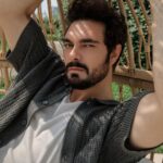 Halil İbrahim Ceyhan Instagram - Halil İbrahim Ceyhan: İdealist, Yakışıklı ve Samimi “Karakteri yaşamak bir oyuncunun en önemli silahıdır. Ekranda göründüğünün dışında da normal hayatında o karakterin tavır ve davranışlarını düşünmek, tepkilerini bilmek her zaman oyuncuyu o karakter konusunda daha da derin bir içtenliğe yöneltir. Her karakter ile tanışmak ve yaşanılası olanı yaşayabilmek ayrı tad bırakır ruhumda, o yüzden her karakter benim için çok özeldir.” diyen Halil İbrahim Ceyhan ile keyifli bir çekime imza attık. Röportajımızda oyunculuk kariyeri, hayata bakış açısı ve ilgi alanları hakkında konuştuk. ✨ @halilibrahimceyhn @gardiropmagazin #gardiropmagazin   #halilibrahimceyhan Yayınlar Direktörü: @gulay_ozdemir Genel Yayın Yönetmeni: @caglakucukdereli Fotoğraflar: @brnct_ Video: @cemcat Styling: @sedassolmaz Saç: @atakangelisli Makyaj: @denizmustu Kurumsal İletişim: @mine.gunduz Marka İletişimi: @yoncayalki Mekan: @radissonbluottomare Teşekkürler @oznurkulamenajerlik