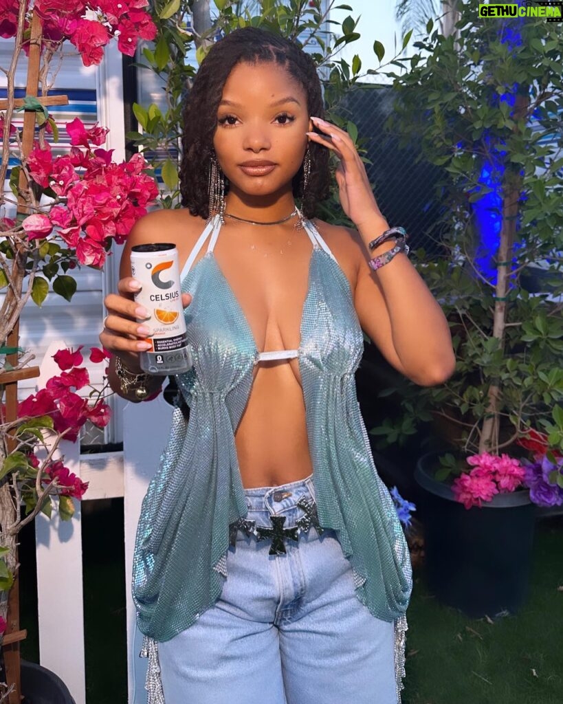 Halle Bailey Instagram - had the best time at #chlochella last night!!! 🤍😭✨words can’t describe how proud i am of my sister @celsiusofficial #celsiusbrandpartner #celsiuslivefit