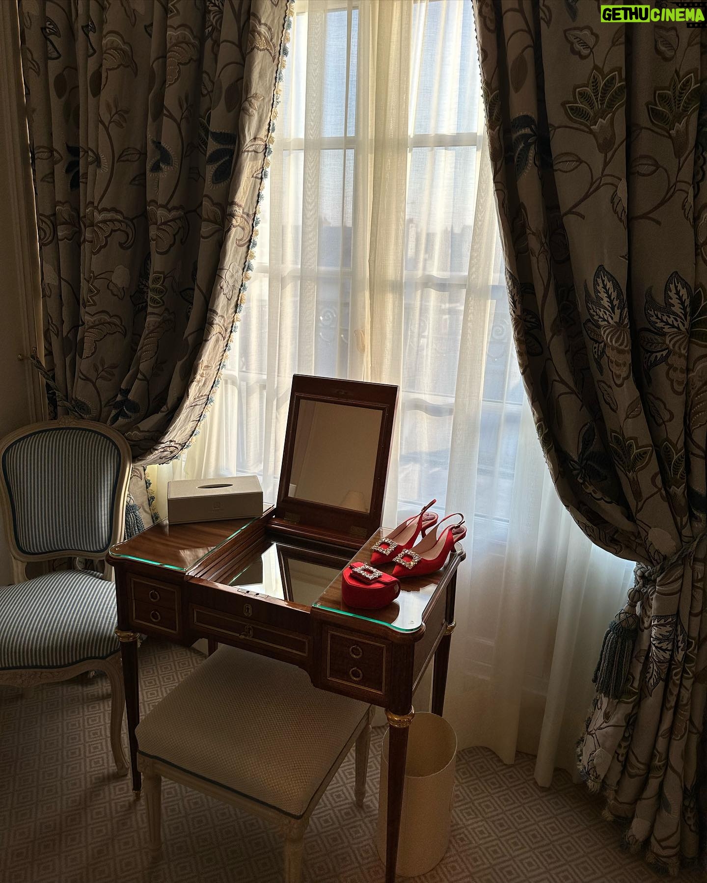 Halston Sage Instagram - Paris with @rogervivier ❤️