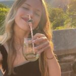 Halston Sage Instagram - Wine tastes better when your sister’s face is on the straw! @kateschrage ❤️