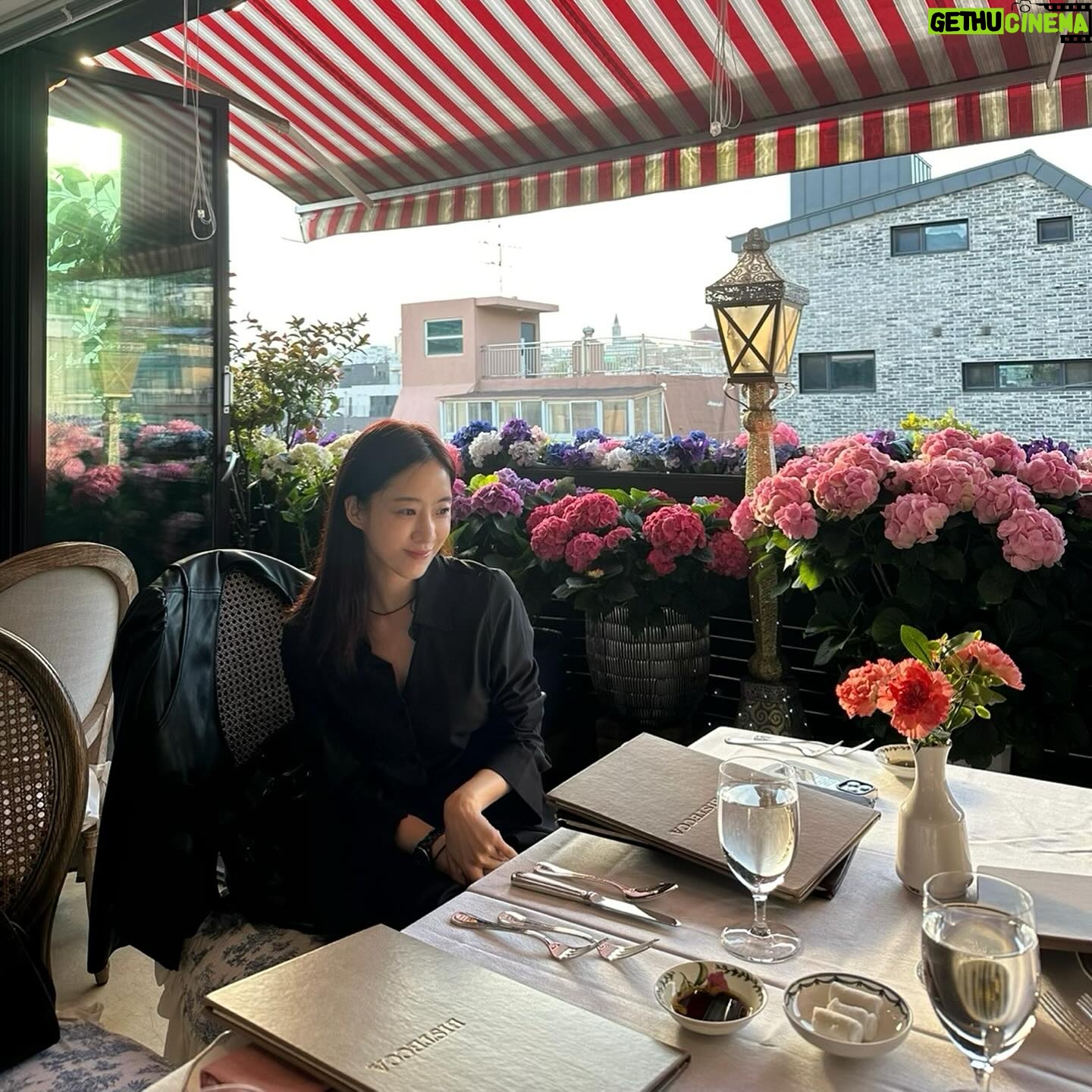 Ham Eun-jeong Instagram - 5월의 시작이던 어느 날🌷 테라스에서 봄 햇살 맞는게 얼마만인지. 예쁜사진들과 식사 감사해요🍴🤍 (8:30에는 식사중에도 본방송 틀어놓고 이아기하게 됨…🕗)