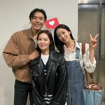 Ham Eun-jeong Instagram - 「빛나다 사라질 살아있는 모든 것들에 대한 찬사・・・」 2주전에 보았던 뮤지컬 #파과 진정한 으른섹시미 재욱오빠의 ‘투우’ 라니. 속이 문드러져가는데도 찬란하고도 섬세하게 농익은 과일 같던 그 모습에 울컥. 캐스트분들의 멋진 앙상블로 또 뭉클했던 시간. 더 멋져진 오빠, 초대 고마워요! 은운언니도! 은운언니의 연락 아니었음 못했을 나의 문화생활..🎫 공연 끝나고 함께하지 못했지만 여름이 오기전에 언니와 곧 날씨와 낭만을 만끽할 수 있기를!🍾