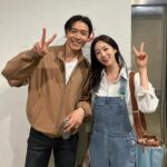 Ham Eun-jeong Instagram - 「빛나다 사라질 살아있는 모든 것들에 대한 찬사・・・」 2주전에 보았던 뮤지컬 #파과 진정한 으른섹시미 재욱오빠의 ‘투우’ 라니. 속이 문드러져가는데도 찬란하고도 섬세하게 농익은 과일 같던 그 모습에 울컥. 캐스트분들의 멋진 앙상블로 또 뭉클했던 시간. 더 멋져진 오빠, 초대 고마워요! 은운언니도! 은운언니의 연락 아니었음 못했을 나의 문화생활..🎫 공연 끝나고 함께하지 못했지만 여름이 오기전에 언니와 곧 날씨와 낭만을 만끽할 수 있기를!🍾
