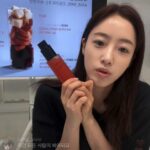 Ham Eun-jeong Instagram - 오늘 소통 즐거웠습니당♥️ 평소에도, 찐으로 좋은걸 알게 됬을때 주변지인들에게 알려주고 나눠주는 걸 좋아하는 오지라퍼 여서 여러분들께도 라이브로 보여드릴 생각이 더 신나했던 거 같아요🤭 (지나고나면 쑥쓰러움ㅋㅋ) 아까, 받았던 질문들 몇 가지 정리해서 글로도 남겨놓을게요! Q. ABC 클렌저 하나만 사용하면 되나요? A. 네! 데일리 클렌저로도 좋고! 메이크업도 깔끔하게 지워져요 2,3중 세안이 한 번에 가능해서 클렌징 시간도 줄고 피부는 건강하게 지킬 수 있는 클렌저에요. 세정력 테스트는 영상에서도 확인해 주세요 Q. 클렌저 안에 알갱이가 자극적이진 않을까요? A. 전혀요! 안에 스크럽 역할을 하는 알갱이는 당근 가루에요! 수분함량이 90% 이상이고, 각질까지 케어할 수 있는 0.00% 무자극 건강한 클렌저에요 Q. 색상이 너무 예뻐요 A. 붉은빛이 참 매력적이죠? (🍎🥕 비트!) 혹시 인공색소를 넣어서 자극될까 걱정 하지 않으셔도 되요! 비타민과 원료로만 예쁜 붉은빛을 만들어 냈다해요! 순하고 세정력 좋은데, 안당기고! 수분감으로 광채가 생기는 클렌저 찾고 계시다면 #ABC클렌저 별표 다섯개 추천! 26일 일요일 밤 9시부터 30일 목요일까지 만나보셔요👍🏻 #엘시픽 @elsie_pick_