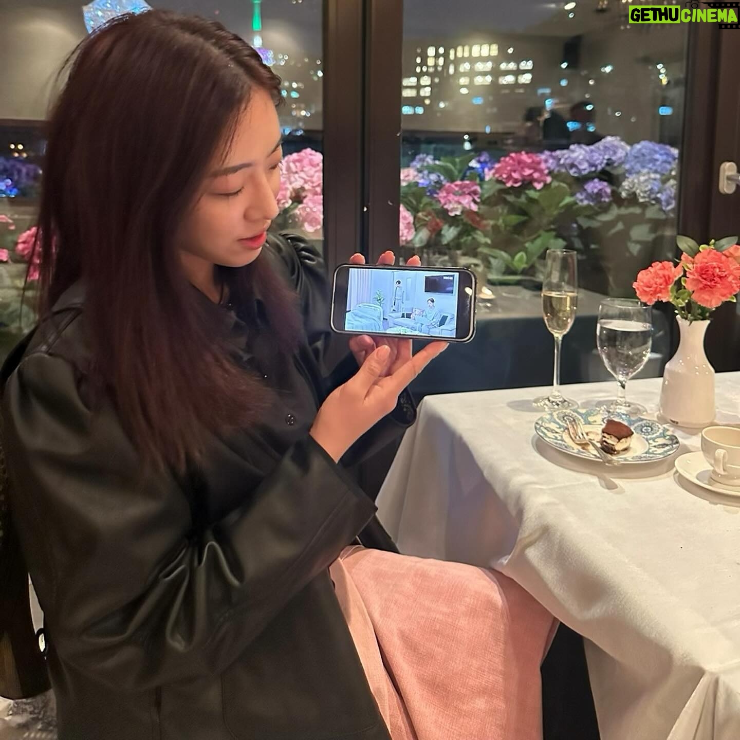Ham Eun-jeong Instagram - 5월의 시작이던 어느 날🌷 테라스에서 봄 햇살 맞는게 얼마만인지. 예쁜사진들과 식사 감사해요🍴🤍 (8:30에는 식사중에도 본방송 틀어놓고 이아기하게 됨…🕗)