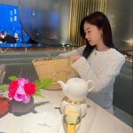 Ham Eun-jeong Instagram - 어제는 어버이날 기념으로 엄마와 함께 외식 하고 왔어요💓 (아빠도 챙겼지요! 큐큐) 여기저기 호기심 많은건 같은데 둘 다 감성이 달라서, 무언가 같이 하거나 어딜 가면 진짜 즐거워요🤭 어제 고열량의 음식들을 먹어서, 오늘은 1일 1식 하려구요🍴 언제나 그렇듯 데일라잇 쉐이크로 다시 루틴을 찾아야죠(…) 오늘 받아보시는 분들 계신가요? 저는 시원한 물 넣고 흔들어서 바로 먹을때 힐링포텐 터져요😌 크런치가 바삭하게 씹혀서 군것질 안해도 되고! 건강하게 당충전되고! 포만감 있게 한 끼 해결하면서 자연스럽게 체중관리까지 되서 좋아하는데 저와 같은 마음일지! 어떠셨을지 후기가 너무 궁금해요 힛 :) 아! 간식처럼도 드실 수 있는데! Tip.여름에는 물 넣고 얼려서 아이스크림처럼도 드셔보세요 (특히 초코맛) 고 단백질/ 고 식이섬유/ 로우 칼로리 건강한 아이스크림으로도 딱이에요🍧 그리고, 프로모션은 내일까지 입니다! 잊지마세요!🙌🏻 @elsie_pick_