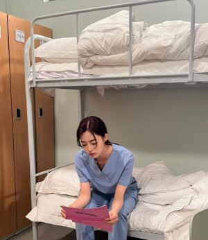 Ham Eun-jeong Instagram - #수지맞은우리 레지던트때의 #진수지 👩🏻‍🔬❤️
