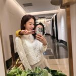 Ham Eun-jeong Instagram - 어제는 어버이날 기념으로 엄마와 함께 외식 하고 왔어요💓 (아빠도 챙겼지요! 큐큐) 여기저기 호기심 많은건 같은데 둘 다 감성이 달라서, 무언가 같이 하거나 어딜 가면 진짜 즐거워요🤭 어제 고열량의 음식들을 먹어서, 오늘은 1일 1식 하려구요🍴 언제나 그렇듯 데일라잇 쉐이크로 다시 루틴을 찾아야죠(…) 오늘 받아보시는 분들 계신가요? 저는 시원한 물 넣고 흔들어서 바로 먹을때 힐링포텐 터져요😌 크런치가 바삭하게 씹혀서 군것질 안해도 되고! 건강하게 당충전되고! 포만감 있게 한 끼 해결하면서 자연스럽게 체중관리까지 되서 좋아하는데 저와 같은 마음일지! 어떠셨을지 후기가 너무 궁금해요 힛 :) 아! 간식처럼도 드실 수 있는데! Tip.여름에는 물 넣고 얼려서 아이스크림처럼도 드셔보세요 (특히 초코맛) 고 단백질/ 고 식이섬유/ 로우 칼로리 건강한 아이스크림으로도 딱이에요🍧 그리고, 프로모션은 내일까지 입니다! 잊지마세요!🙌🏻 @elsie_pick_