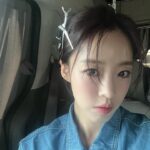 Ham Eun-jeong Instagram - 클렌징폼 유목민들 모여라아! 드디어 ABC 올인원 클렌저가 5/26 일요일! 오후 9시 찾아옵니다❤️ 한번만 써봐도 바로 정착 되는 잇템이에요! 클렌징 오일 폼 스크럽 장점만을 모은 빨간 #ABC클렌저 제형에 대해 먼저 이야기 드릴게요 오일이라고 하면 미끄덩 거리는 느낌을 상상하실텐데 미끌거리고 흐르는 묽은 클렌징 오일이 아니에요! (* 사실 이런 오일감은 또 피부 모공을 막을수 있어요) 1. 오일 ✨꾸덕한 젤 타입의 오일이 제일 먼저 피부의 노폐물, 피지까지 강력하게 흡착해 주고 블랙헤드는 부드럽게 녹여주는 역할을 해요 2. 폼 물이 닿으면 부드럽고 미세한 거품이 폼으로 변해 깊은 모공 속까지 깔끔하게 딥 클렌징을 해주거든요 자동 2차 세안을 하는 셈이죠! 3. 스크럽 제주산 당근 원물🥕이 들어가서 데일리 스크럽이 되요! 자극 0.00% 없이 부드럽게 피부의 노폐물과 각질들을 탈락시켜 매끈한 피부관리, 영양 광채 까지 선사해요! 이때껏 없었다고 극찬하는 올인원 클렌저가 될거라 자신해요! 한 번만 사용해 보셔도, 메이크업도 지워지고 피부건강까지 챙길 수 있어요! 클렌징만으로도 피부 변화를 느껴보실 수 있을 거예요❤️ #엘시픽 #비건클렌저 #ABC폼클렌저