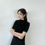 Ham Eun-jeong Instagram - 좋은 걸 먹어야하는 중요함을 유독 느끼는 요즘😀 지인들도 제게 찐템들에 대해 많이 물어보는편인데 요즘 가장 만족하는 제 애정템이 있다면 바로 쉐이크에요! 계절이 바뀌고 바빠지면서 면역력이 많이 떨어졌고 연속된 촬영으로 식사가 제때 되지 않을때가 많은데 요즘에는 쉐이크로 한 끼를 해결하기도 하고, 예전처럼 굶는 건 효과도 있지 않고, 이젠 하지않아요 맛은 곡물, 오트(조리퐁), 초코 3종이고 저는 한달 넘게 먹다가 질리지 않고 정말 맛있게 먹게 되서 주변 지인들에게 추천하고 나눠줬는데 반응이 너무 좋았어요✨ 그래서 이너피움과 연락이 닿아 좋은 ”프로모션“에 참여하게 되어 곧 맛있는 체중 조절용 크런치 쉐이크를 소개해드릴게요!!! 아삭바삭 씹히는 고형물과 곡물들이 들어 있어서 포만감을 주는건 물론 여기에 과일을 하나 더 먹거나 아몬드 브리즈를 곁들이면 더 맛있어요. 물만 넣어도 비린맛이 없고, 배앓이 없이 잘 먹을 수 있는 크런치 쉐이크에요🍴( 식이섬유는 말모..) 먹고, 바르고, 입는 것에 진심인 저의 추천이니 꼭 드셔보세요. 내일은 나눔을 좀 해볼게요! 같이 나눠 먹어요🙆🏻‍♀️💕 #엘시픽 #은정픽 @elsie_pick_