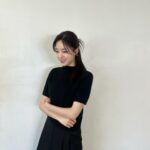 Ham Eun-jeong Instagram - 좋은 걸 먹어야하는 중요함을 유독 느끼는 요즘😀 지인들도 제게 찐템들에 대해 많이 물어보는편인데 요즘 가장 만족하는 제 애정템이 있다면 바로 쉐이크에요! 계절이 바뀌고 바빠지면서 면역력이 많이 떨어졌고 연속된 촬영으로 식사가 제때 되지 않을때가 많은데 요즘에는 쉐이크로 한 끼를 해결하기도 하고, 예전처럼 굶는 건 효과도 있지 않고, 이젠 하지않아요 맛은 곡물, 오트(조리퐁), 초코 3종이고 저는 한달 넘게 먹다가 질리지 않고 정말 맛있게 먹게 되서 주변 지인들에게 추천하고 나눠줬는데 반응이 너무 좋았어요✨ 그래서 이너피움과 연락이 닿아 좋은 ”프로모션“에 참여하게 되어 곧 맛있는 체중 조절용 크런치 쉐이크를 소개해드릴게요!!! 아삭바삭 씹히는 고형물과 곡물들이 들어 있어서 포만감을 주는건 물론 여기에 과일을 하나 더 먹거나 아몬드 브리즈를 곁들이면 더 맛있어요. 물만 넣어도 비린맛이 없고, 배앓이 없이 잘 먹을 수 있는 크런치 쉐이크에요🍴( 식이섬유는 말모..) 먹고, 바르고, 입는 것에 진심인 저의 추천이니 꼭 드셔보세요. 내일은 나눔을 좀 해볼게요! 같이 나눠 먹어요🙆🏻‍♀️💕 #엘시픽 #은정픽 @elsie_pick_