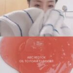 Ham Eun-jeong Instagram – 오늘의 클렌징 타임✨
메이크업도 한 번에 지워지니
스케줄 끝나고 피곤할 때, 너무 편해요🫨

처음에 제품 받았을 때, 막연히 그냥 폼클렌징으러 사용했는데
사용법 자세하게 알고 다시 사용해 보니 더 좋더라구요
꼼꼼히 클렌징하니 반짝반짝 피부가 열일….🧖🏻‍♀️

#메이크업 한 날에는 이렇게 마른 손에 펌핑해서
마른 얼굴에 마사지하듯 롤링해 주세요! 꾸덕꾸덕한 젤이
피부에 피지, 노폐물은 흡착해 주고 블랙헤드는 녹이고!
당근 원물이 각질까지 제거해 주는데요
미온수 묻혀서 부드럽게 거품내서 다시 세안해 주면
내가 세안하고 이런 광을 느꼈었나? 싶은
피부 물광✨을 느끼실 수 있답니다😌 

저는 평소에 촬영 때문에 메이크업이 점점 얹어져서 
두꺼워질때가 있는데 깨끗하게 지워지면사도
당김 없는 클렌저는 #ABC클렌저 밖에 없네요 
#두통째.. #클렌징유목민드디어정착 

제가 써본 자세한 정보들은 곧 설명드릴게요!
모두 행복한 주말 저녁 되세요❤️

#엘시픽 @elsie_pick_