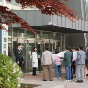 Ham Eun-jeong Instagram - 병원에 찾아와 시위하는 분들과 진료 받고 있는 환자들에게 해명 하러 나왔다가 계란과 밀가루를 맞는 진수지👩🏻‍💼 막아주는 동료 채우리 선생에게 놀라고, 고맙고도 창피하고.. 처음으로 방어기제 없이 안겨 울던 어제😢 (영상잘림..ㅜ) #수지맞은우리 #이번주롤러코스터출발 저녁 8시30분