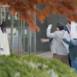 Ham Eun-jeong Instagram - 병원에 찾아와 시위하는 분들과 진료 받고 있는 환자들에게 해명 하러 나왔다가 계란과 밀가루를 맞는 진수지👩🏻‍💼 막아주는 동료 채우리 선생에게 놀라고, 고맙고도 창피하고.. 처음으로 방어기제 없이 안겨 울던 어제😢 (영상잘림..ㅜ) #수지맞은우리 #이번주롤러코스터출발 저녁 8시30분