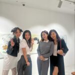 Ham Eun-jeong Instagram – ♥️ 매력둥이 @jinilee0126 @jini_atara 의 새로운 전시를 보기위해 모였던 어제! 항상 잊지않고 초대해주셔서 감사해요! 소녀미 낭낭했던 멋진 신혜언니 @cine33 🙌🏻 #인수대비 때 어린 인수대비였던 내게 연기지도도 해주셨던, 여전히 아름다우신 채시라 선배님 @chaesira0625 십여년만에 뵈어서 뭉클..! (어젠 정말, 별들의 잔치였음!✨ ) 이번 전시는 5월 31일까지예요 #행복해지고싶은사람모여라  그리고 #사랑의꽈배기 
친구들… 말모말모 애정해🤭 #알지?