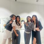 Ham Eun-jeong Instagram – ♥️ 매력둥이 @jinilee0126 @jini_atara 의 새로운 전시를 보기위해 모였던 어제! 항상 잊지않고 초대해주셔서 감사해요! 소녀미 낭낭했던 멋진 신혜언니 @cine33 🙌🏻 #인수대비 때 어린 인수대비였던 내게 연기지도도 해주셨던, 여전히 아름다우신 채시라 선배님 @chaesira0625 십여년만에 뵈어서 뭉클..! (어젠 정말, 별들의 잔치였음!✨ ) 이번 전시는 5월 31일까지예요 #행복해지고싶은사람모여라  그리고 #사랑의꽈배기 
친구들… 말모말모 애정해🤭 #알지?