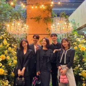 Ham Eun-jeong Instagram - #사랑의꽈배기 방영때도 
종영하고나서도 함께하는 우리들 사진 모음집.zip
(멋진선배님들과 아가들과 꽈배기친구들…🥨진짜!)

#수지맞은우리 응원도 고마와요!❤️
#속아도꿈결 때부터 좋은분들이 곁에 있어주시는걸보면 
나는 복받은게 분명해…🥹✨