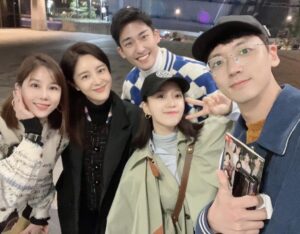 Ham Eun-jeong Instagram - #사랑의꽈배기 방영때도 
종영하고나서도 함께하는 우리들 사진 모음집.zip
(멋진선배님들과 아가들과 꽈배기친구들…🥨진짜!)

#수지맞은우리 응원도 고마와요!❤️
#속아도꿈결 때부터 좋은분들이 곁에 있어주시는걸보면 
나는 복받은게 분명해…🥹✨