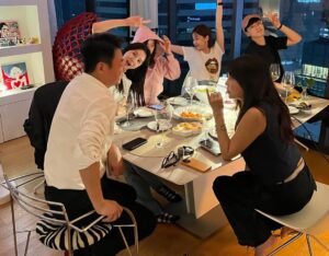 Ham Eun-jeong Instagram - #사랑의꽈배기 방영때도 
종영하고나서도 함께하는 우리들 사진 모음집.zip
(멋진선배님들과 아가들과 꽈배기친구들…🥨진짜!)

#수지맞은우리 응원도 고마와요!❤️
#속아도꿈결 때부터 좋은분들이 곁에 있어주시는걸보면 
나는 복받은게 분명해…🥹✨
