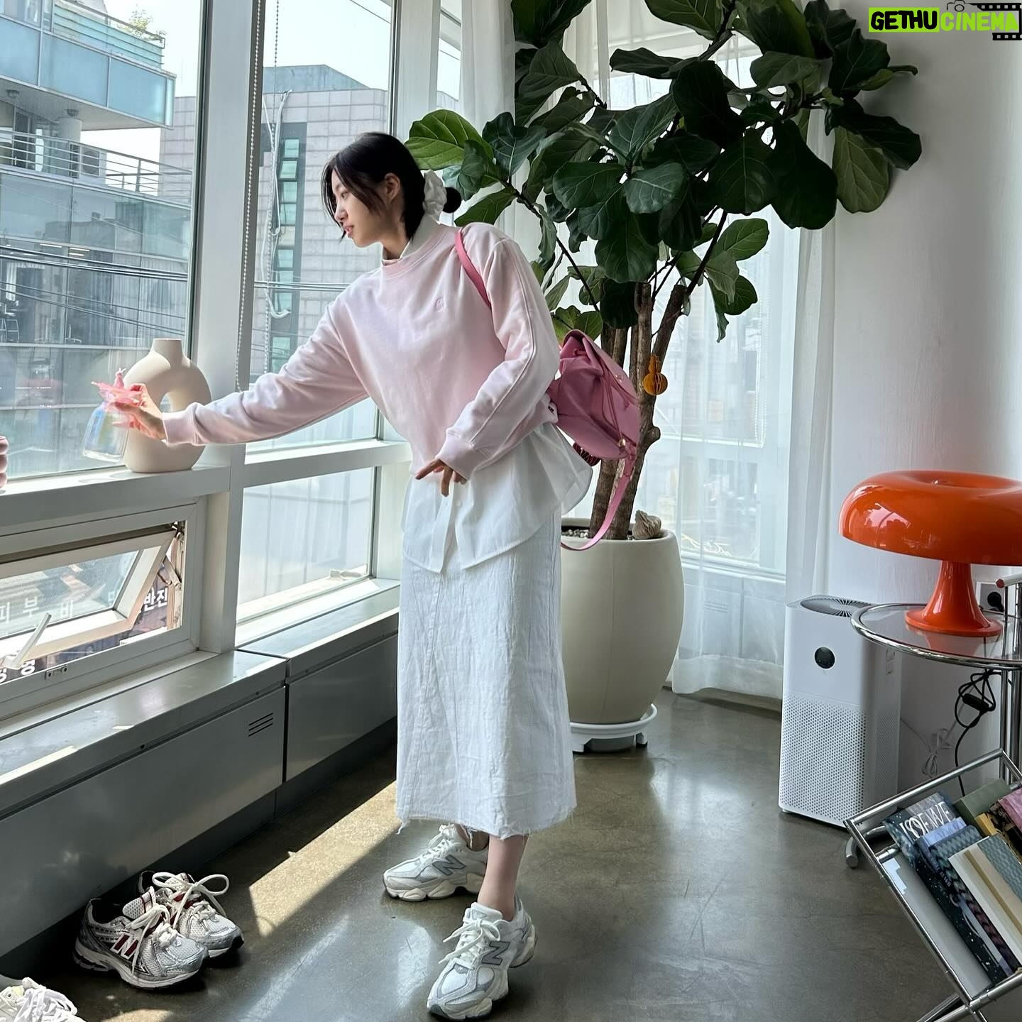 Ham Eun-jeong Instagram - 요새 감명받은 핑크들🎀🌸 나는 지인짜 핑크를 꽤나 좋아함. 핑크맨투맨 최애 아이템이고 편의점에서 산 마이멜로디 스티커로 아이패드 꾸미기도하고 핑쿠 글씨가 맘에 들어 한창 들고 다니는 에코백이고 아! 핑크패딩가방도 좋아하는데 안올렸네 핑크셔츠도 요즘 교복임 ( 마이멜로디는 귀굽혀펴기로 귀단련함🐰) #나도단련할거야!