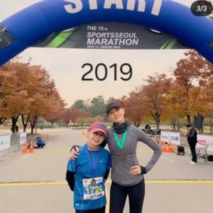 Han Hye-jin Instagram - 2019년. 엄마와 하프 마라톤을 처음으로 뛰었다. 엄마는 완주를 하고 나는 무릎이 아파 10km만 뛰어 우리 둘은 메달 색깔이 다르다. 5년 만에 같은 장소에서 오늘 엄마와 나는 같은 색의 메달을 걸었고, 엄마의 컨디션은 그 어느 때 보다 좋았다. 내가 나이든걸까 엄마가 남다른걸까 아무렴 어때 돌고 돌아 엄마와 내가 같은 속도가 되어버린 게 너무 좋다.