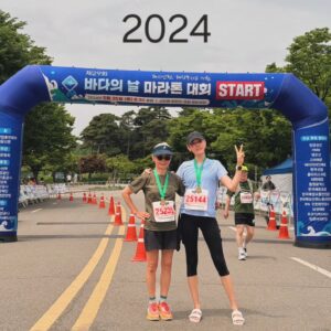 Han Hye-jin Instagram - 2019년. 엄마와 하프 마라톤을 처음으로 뛰었다. 엄마는 완주를 하고 나는 무릎이 아파 10km만 뛰어 우리 둘은 메달 색깔이 다르다. 5년 만에 같은 장소에서 오늘 엄마와 나는 같은 색의 메달을 걸었고, 엄마의 컨디션은 그 어느 때 보다 좋았다. 내가 나이든걸까 엄마가 남다른걸까 아무렴 어때 돌고 돌아 엄마와 내가 같은 속도가 되어버린 게 너무 좋다.