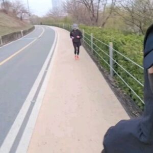 Han Hye-jin Instagram - 100번이 넘는 풀코스 마라톤을 완주하고 두 번의 울트라 마라톤을 완주한 엄마와 하프 마라톤을 함께 뛰는 건 불가능하다고 생각 했어요. 2시간안에 완주하는걸 목표로 연습하는 것만이 엄마와 발을 맞출 수 있는 유일한 방법이라고 생각했죠. 저는 스케줄틈에 마라톤 선생님과 훈련을 하고 엄마는 강원도집에 처음으로 러닝머신을 들여놓으셨습니다. 긴장과 설레임, 흥분과 기대로 뒤섞인 대회날 현장에 있으니 가슴이 벅찼어요. 하지만 달리기를 시작하니 천천히 달리자는 엄마의 말을 가벼이 넘긴게 미안해 마음이 쿵 내려 앉았습니다. 나는 아직도 십대에 머물러 엄마를 바라보고 있구나. 스스로 나이 먹지 않으려는 억지스러움이 타인을 온전히 바라보고 이해하려는 눈을 가려버린 건 아닐까 생각했습니다. 나의 시간이 흘러온 만큼 엄마의 시간도 흘렀음을 엄마의 느린 발에 맞춰 뛰며 알았습니다. 긴 시간을 좋은 엄마로서 쉼없이 달려줘서 고맙고 감사하다고 직접 말하지는 못하겠지만.. 수고했어 엄마. 우리 또 같이 달리자. 고마워. 언제나.