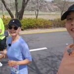 Han Hye-jin Instagram - 100번이 넘는 풀코스 마라톤을 완주하고 두 번의 울트라 마라톤을 완주한 엄마와 하프 마라톤을 함께 뛰는 건 불가능하다고 생각 했어요. 2시간안에 완주하는걸 목표로 연습하는 것만이 엄마와 발을 맞출 수 있는 유일한 방법이라고 생각했죠. 저는 스케줄틈에 마라톤 선생님과 훈련을 하고 엄마는 강원도집에 처음으로 러닝머신을 들여놓으셨습니다. 긴장과 설레임, 흥분과 기대로 뒤섞인 대회날 현장에 있으니 가슴이 벅찼어요. 하지만 달리기를 시작하니 천천히 달리자는 엄마의 말을 가벼이 넘긴게 미안해 마음이 쿵 내려 앉았습니다. 나는 아직도 십대에 머물러 엄마를 바라보고 있구나. 스스로 나이 먹지 않으려는 억지스러움이 타인을 온전히 바라보고 이해하려는 눈을 가려버린 건 아닐까 생각했습니다. 나의 시간이 흘러온 만큼 엄마의 시간도 흘렀음을 엄마의 느린 발에 맞춰 뛰며 알았습니다. 긴 시간을 좋은 엄마로서 쉼없이 달려줘서 고맙고 감사하다고 직접 말하지는 못하겠지만.. 수고했어 엄마. 우리 또 같이 달리자. 고마워. 언제나.