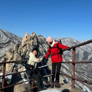 Han Hye-jin Instagram - 저희 설악산 다녀왔어요! 조금 추웠지만 너무 너무 재밌었어요! 지금 제 유투브 채널에서 얼간이들의(?) 엉망진창 등산 스토리를 확인하세용🥰

#술사랑산악회