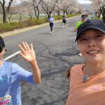 Han Hye-jin Instagram - 100번이 넘는 풀코스 마라톤을 완주하고 두 번의 울트라 마라톤을 완주한 엄마와 하프 마라톤을 함께 뛰는 건 불가능하다고 생각 했어요. 2시간안에 완주하는걸 목표로 연습하는 것만이 엄마와 발을 맞출 수 있는 유일한 방법이라고 생각했죠. 저는 스케줄틈에 마라톤 선생님과 훈련을 하고 엄마는 강원도집에 처음으로 러닝머신을 들여놓으셨습니다. 긴장과 설레임, 흥분과 기대로 뒤섞인 대회날 현장에 있으니 가슴이 벅찼어요. 하지만 달리기를 시작하니 천천히 달리자는 엄마의 말을 가벼이 넘긴게 미안해 마음이 쿵 내려 앉았습니다. 나는 아직도 십대에 머물러 엄마를 바라보고 있구나. 스스로 나이 먹지 않으려는 억지스러움이 타인을 온전히 바라보고 이해하려는 눈을 가려버린 건 아닐까 생각했습니다. 나의 시간이 흘러온 만큼 엄마의 시간도 흘렀음을 엄마의 느린 발에 맞춰 뛰며 알았습니다. 긴 시간을 좋은 엄마로서 쉼없이 달려줘서 고맙고 감사하다고 직접 말하지는 못하겠지만.. 수고했어 엄마. 우리 또 같이 달리자. 고마워. 언제나.