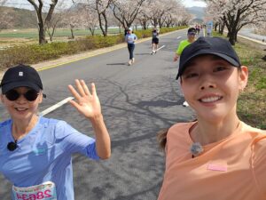 Han Hye-jin Instagram - 100번이 넘는 풀코스 마라톤을 완주하고 두 번의 울트라 마라톤을 완주한 엄마와 하프 마라톤을 함께 뛰는 건 불가능하다고 생각 했어요. 2시간안에 완주하는걸 목표로 연습하는 것만이 엄마와 발을 맞출 수 있는 유일한 방법이라고 생각했죠. 저는 스케줄틈에 마라톤 선생님과 훈련을 하고 엄마는 강원도집에 처음으로 러닝머신을 들여놓으셨습니다. 긴장과 설레임, 흥분과 기대로 뒤섞인 대회날 현장에 있으니 가슴이 벅찼어요. 하지만 달리기를 시작하니 천천히 달리자는 엄마의 말을 가벼이 넘긴게 미안해 마음이 쿵 내려 앉았습니다. 나는 아직도 십대에 머물러 엄마를 바라보고 있구나. 스스로 나이 먹지 않으려는 억지스러움이 타인을 온전히 바라보고 이해하려는 눈을 가려버린 건 아닐까 생각했습니다. 나의 시간이 흘러온 만큼 엄마의 시간도 흘렀음을 엄마의 느린 발에 맞춰 뛰며 알았습니다. 긴 시간을 좋은 엄마로서 쉼없이 달려줘서 고맙고 감사하다고 직접 말하지는 못하겠지만.. 수고했어 엄마. 우리 또 같이 달리자. 고마워. 언제나.