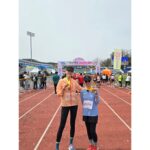 Han Hye-jin Instagram - 100번이 넘는 풀코스 마라톤을 완주하고 두 번의 울트라 마라톤을 완주한 엄마와 하프 마라톤을 함께 뛰는 건 불가능하다고 생각 했어요. 2시간안에 완주하는걸 목표로 연습하는 것만이 엄마와 발을 맞출 수 있는 유일한 방법이라고 생각했죠. 저는 스케줄틈에 마라톤 선생님과 훈련을 하고 엄마는 강원도집에 처음으로 러닝머신을 들여놓으셨습니다. 긴장과 설레임, 흥분과 기대로 뒤섞인 대회날 현장에 있으니 가슴이 벅찼어요. 하지만 달리기를 시작하니 천천히 달리자는 엄마의 말을 가벼이 넘긴게 미안해 마음이 쿵 내려 앉았습니다. 나는 아직도 십대에 머물러 엄마를 바라보고 있구나. 스스로 나이 먹지 않으려는 억지스러움이 타인을 온전히 바라보고 이해하려는 눈을 가려버린 건 아닐까 생각했습니다. 나의 시간이 흘러온 만큼 엄마의 시간도 흘렀음을 엄마의 느린 발에 맞춰 뛰며 알았습니다. 긴 시간을 좋은 엄마로서 쉼없이 달려줘서 고맙고 감사하다고 직접 말하지는 못하겠지만.. 수고했어 엄마. 우리 또 같이 달리자. 고마워. 언제나.