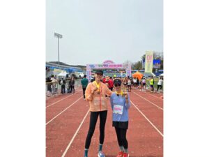 Han Hye-jin Instagram - 100번이 넘는 풀코스 마라톤을 완주하고 두 번의 울트라 마라톤을 완주한 엄마와 하프 마라톤을 함께 뛰는 건 불가능하다고 생각 했어요. 2시간안에 완주하는걸 목표로 연습하는 것만이 엄마와 발을 맞출 수 있는 유일한 방법이라고 생각했죠. 저는 스케줄틈에 마라톤 선생님과 훈련을 하고 엄마는 강원도집에 처음으로 러닝머신을 들여놓으셨습니다. 긴장과 설레임, 흥분과 기대로 뒤섞인 대회날 현장에 있으니 가슴이 벅찼어요. 하지만 달리기를 시작하니 천천히 달리자는 엄마의 말을 가벼이 넘긴게 미안해 마음이 쿵 내려 앉았습니다. 나는 아직도 십대에 머물러 엄마를 바라보고 있구나. 스스로 나이 먹지 않으려는 억지스러움이 타인을 온전히 바라보고 이해하려는 눈을 가려버린 건 아닐까 생각했습니다. 나의 시간이 흘러온 만큼 엄마의 시간도 흘렀음을 엄마의 느린 발에 맞춰 뛰며 알았습니다. 긴 시간을 좋은 엄마로서 쉼없이 달려줘서 고맙고 감사하다고 직접 말하지는 못하겠지만.. 수고했어 엄마. 우리 또 같이 달리자. 고마워. 언제나.